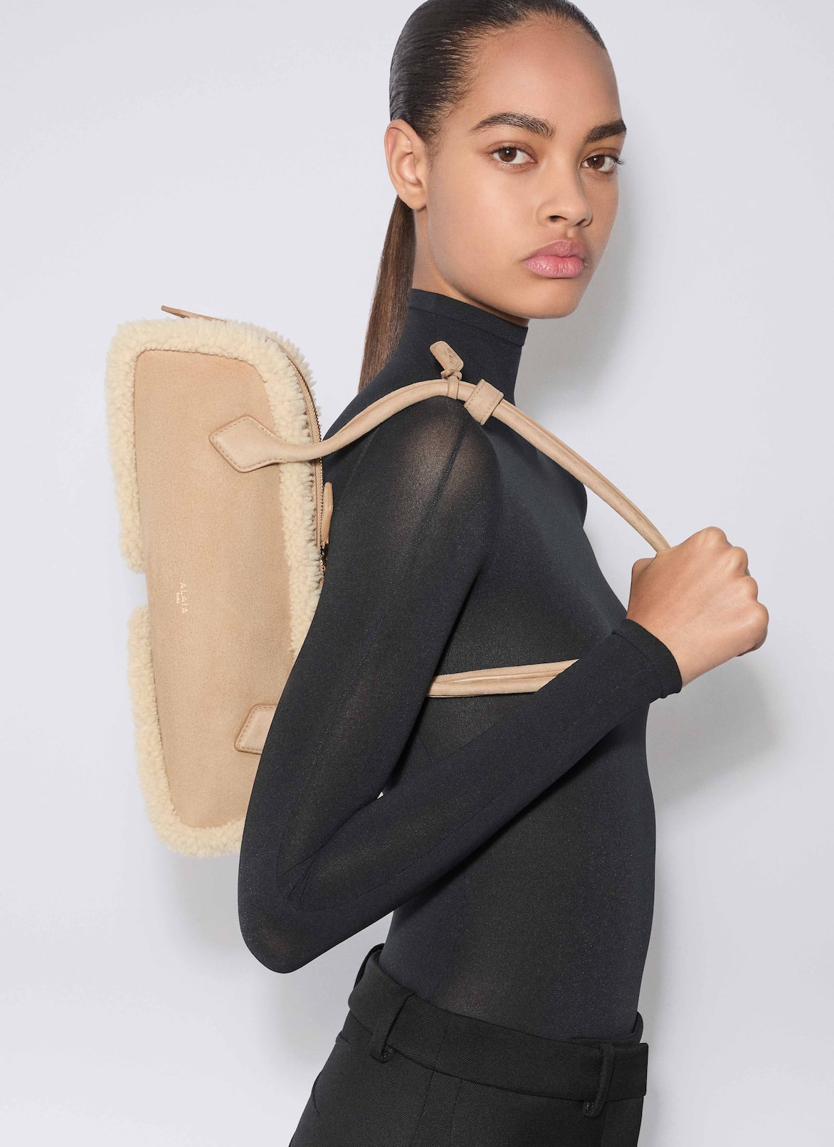 LE TECKEL MEDIUM BAG IN MERINO SHEARLING ALAÏA CAMEL LE TECKEL MEDIUM BAG IN MERINO SHEARLING